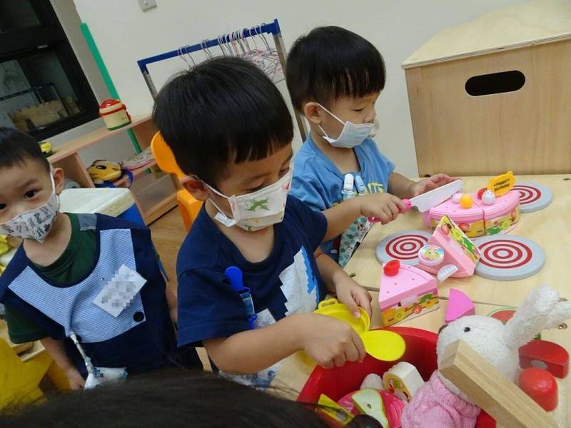 台南市府今天宣布3年內公幼及非營利幼兒園2歲專班，將再增加58班824名額。（圖由教育局提供）