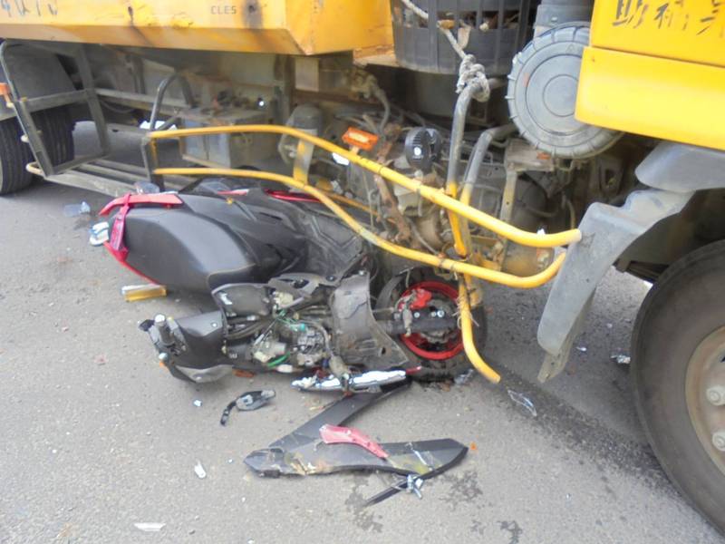 直行騎士撞上轉彎垃圾車，機車嚴重毀損。（警方提供）