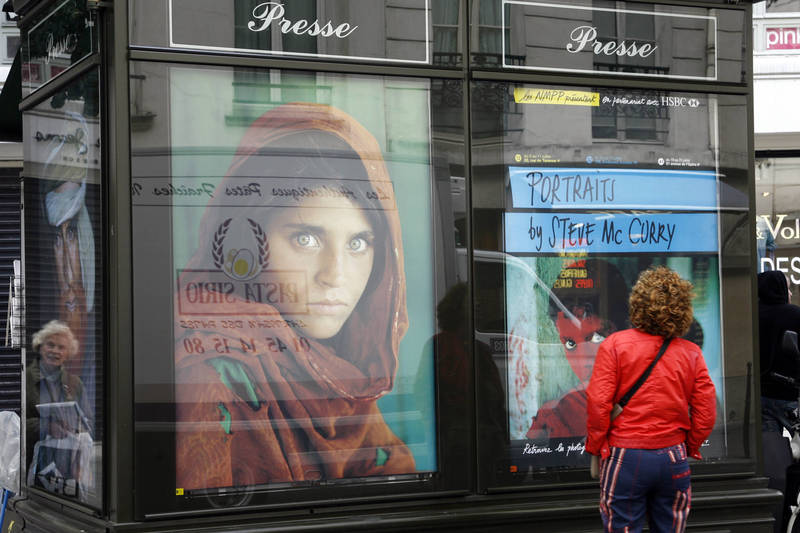照片被命名為《阿富汗女孩》，她的形象成為80年代阿富汗衝突與世界各地難民的象徵，但古拉本人卻從不明白，為什麼年輕時拍得這張照片引起國際關注。（法新社）