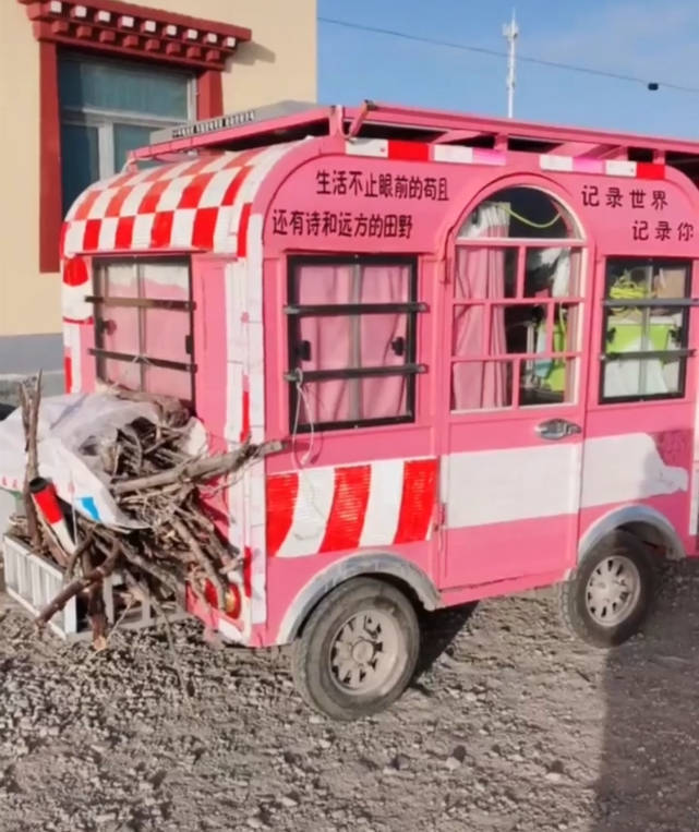 中國網美「河南美美」靠著這輛電動助力車徒步遊西藏，旅行中吃住都在這車上。（圖擷取自微博）
