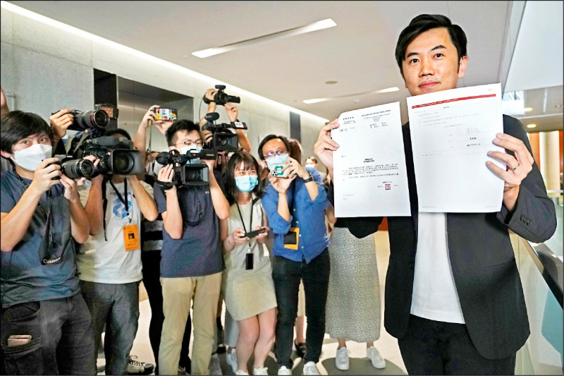 香港立法會議員鄭松泰廿六日展示選舉事務處的通知函。（美聯社）
