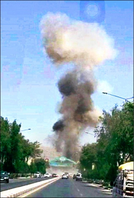 阿富汗國際機場26日遭到自殺炸彈攻擊，爆炸威力強大，濃煙直衝天際。（取自網路）