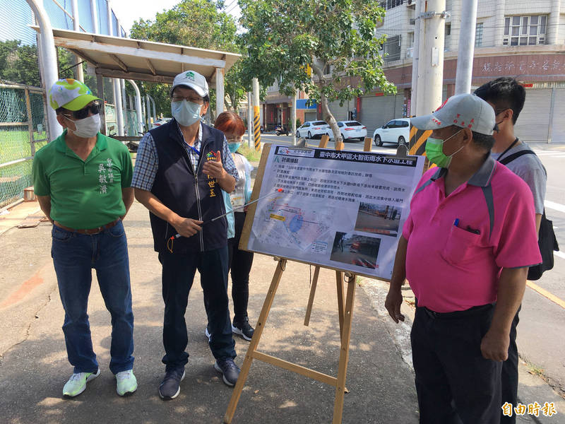 市議員吳敏濟（左一）邀集市府人員會勘大甲區錦上街及雁門路周邊淹水區域。（記者張軒哲攝）