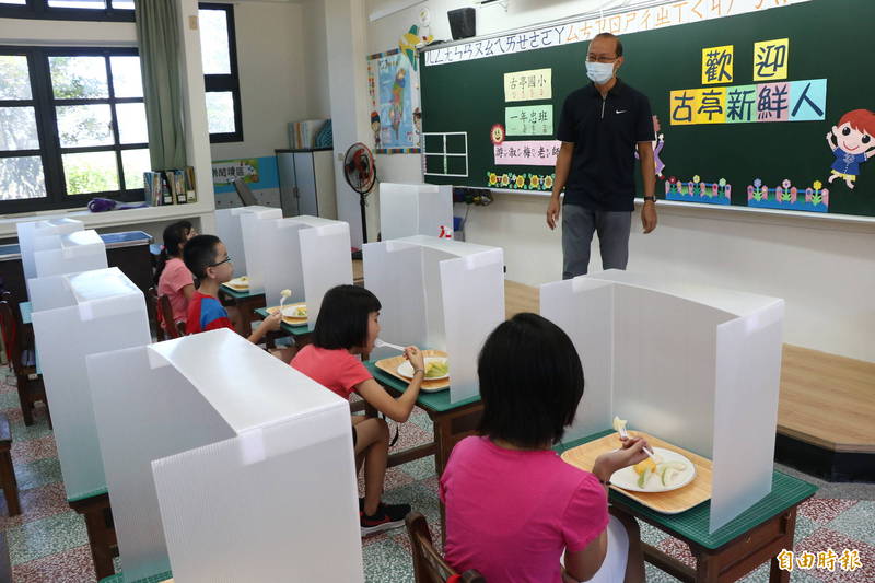 宜蘭縣政府爭取中央補助並撥專款，補助學校購買隔板、自動感應體溫檢測機及其他防疫物資，供學生及各班級使用。（記者蔡昀容攝）