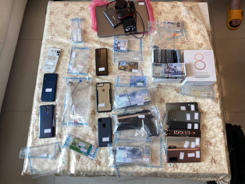 李姓主嫌為首的詐騙集團,持假公文到被害人住處恐嚇監管帳戶,取得提款卡,短短不到10天內提領600多萬元。(記者闕敬倫翻攝) 李姓主嫌為首的詐騙集團,持假公文到被害人住處恐嚇監管帳戶,取得提款卡,短短不到10天內提領600多萬元。(記者闕敬倫翻攝)