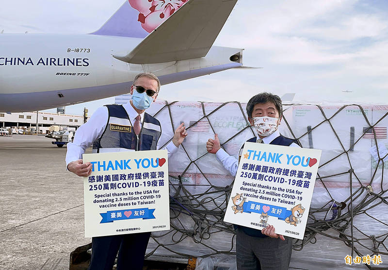 今年5月國內本土疫情大爆發，隨後美國雪中送炭加碼捐贈台灣250萬劑莫德納疫苗，中央流行疫情指揮中心指揮官陳時中今天受訪時還原當時狀況，他說，聽到消息當下高興地抱住疾管署長周志浩。圖為當時到貨情形。（資料照）