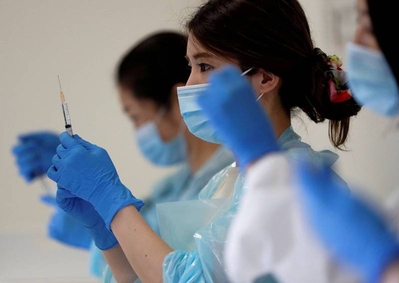 日本爱知县西尾市1名14岁少女近日接种辉瑞武肺疫苗，孰料在15分钟后直接昏迷摔倒。日本施打辉瑞疫苗示意图。（路透）(photo:LTN)