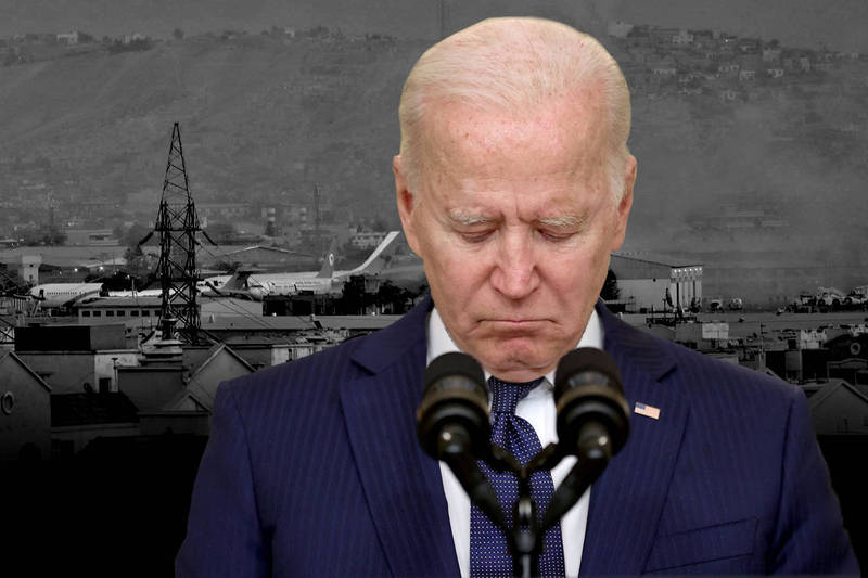美國總統拜登（Joe Biden）26日為在阿富汗喪生的美軍哀悼。（路透、美聯社，本報合成）