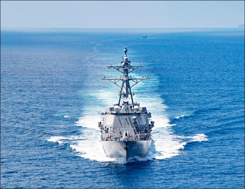 美國第七艦隊昨宣布，伯克級飛彈驅逐艦「紀德號」（見圖）與美國海岸防衛隊傳奇級國安巡防艦「穆洛號」廿七日按國際法例行通過台灣海峽。（取自美國第七艦隊官網）
