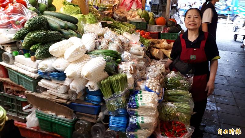 71歲陳樹菊從13歲開始在中央市場賣菜，3年前才收攤退休，一輩子賣菜所得幾乎都用來行善。（記者黃明堂攝）