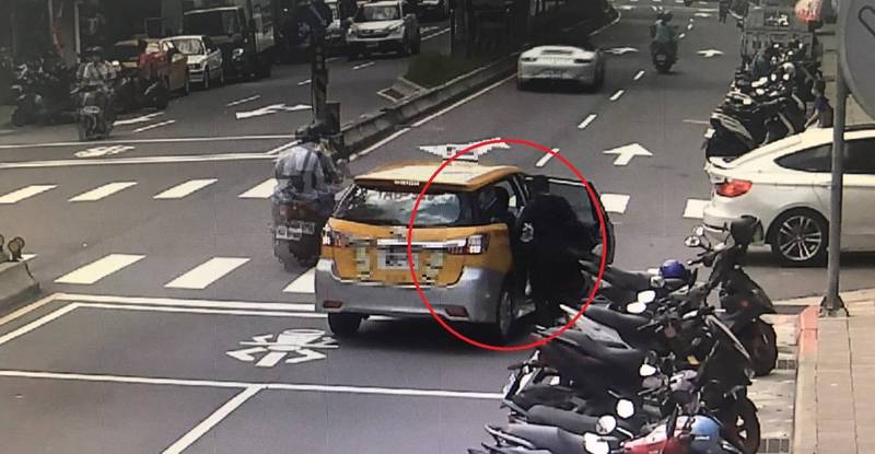 林姓車手搭計乘車離去。（記者劉慶侯翻攝）