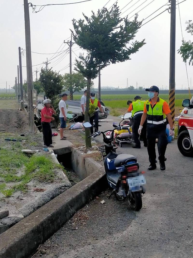 昨天水林鄉重大車禍造成2死2傷，女教師轎車被撞翻覆。 （記者詹士弘翻攝）