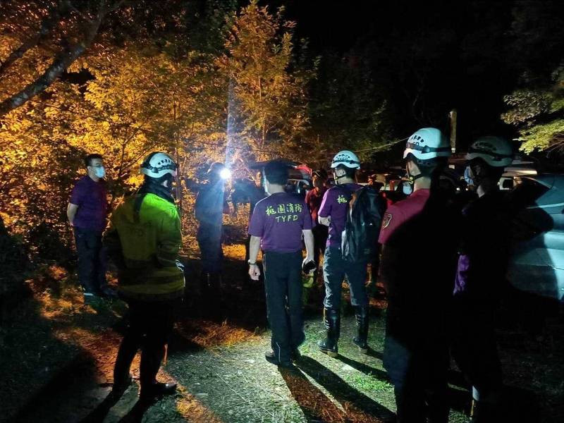 27人登山團在桃市復興區白紗瀑布迷途，消防隊漏夜搜救。（桃市消防局提供）