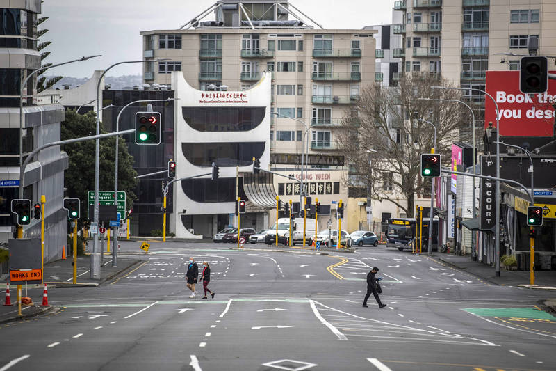 仍在封城的紐西蘭奧克蘭，27日市中心商業區街頭空蕩蕩。（美聯社）