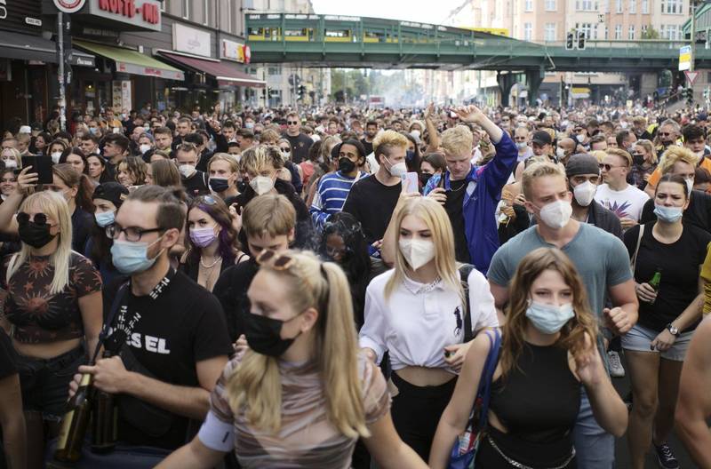 德國街頭今天出現兩股遊行隊伍，有一派是反對政府的防疫措施，另一派則是支持政府措施的活動。（美聯社）