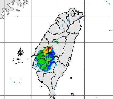 氣象局公布今天晚上5點30分雷達合成回波圖。（圖擷取自中央氣象局）