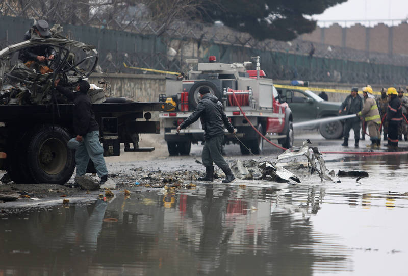 阿富汗喀布爾機場26日晚間先後傳出兩起爆炸案，包括美軍與阿富汗人在內至少183人喪生。（美聯社）