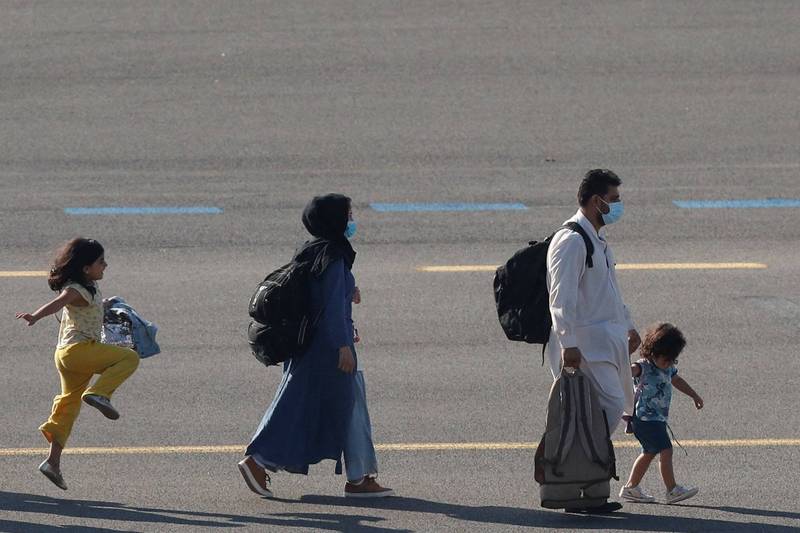 有位阿富汗小女孩幸運搭上撤離班機到比利時，當她再次踏上陸地時，忍不住開心地飛跳起來，這一幕剛好被攝影師給捕捉下來，照片立刻在網路上廣為流傳。（路透）