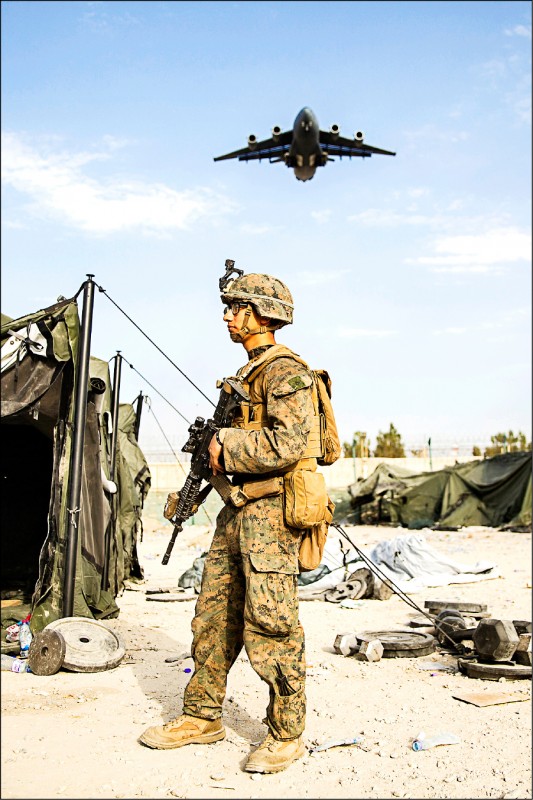 美国警告喀布尔国际机场未来几天仍可能遭到恐攻，美军陆战队员为此加强戒备。（美联社）(photo:LTN)