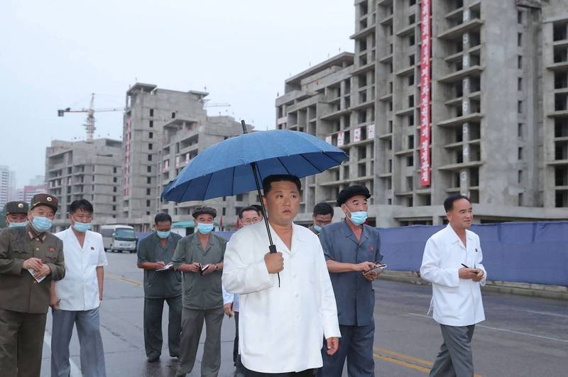 北韩官媒21日公布多张北韩领导人金正恩（中）的新闻照片，画面中的身影明显消瘦许多，让外界相当讶异。（法新社）(photo:LTN)