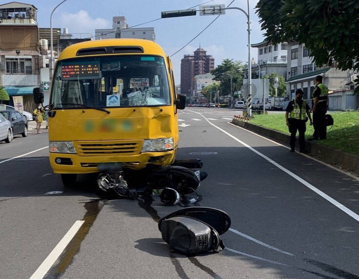 公車與機車發生碰撞。（圖由民眾提供）