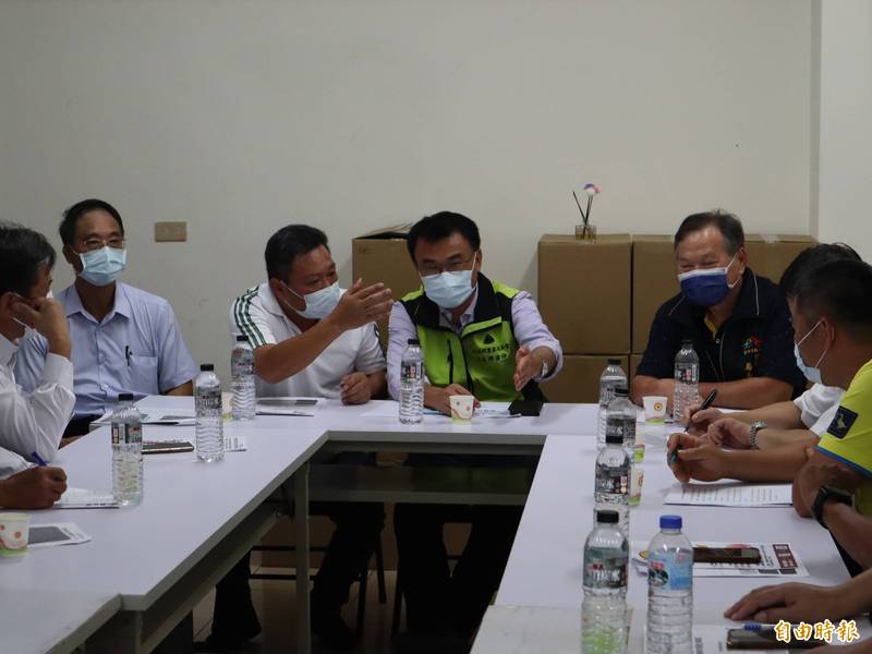 農委會主委陳吉仲到台中市養豬協會與業者座談，傾聽養豬業者心聲。（記者歐素美攝）