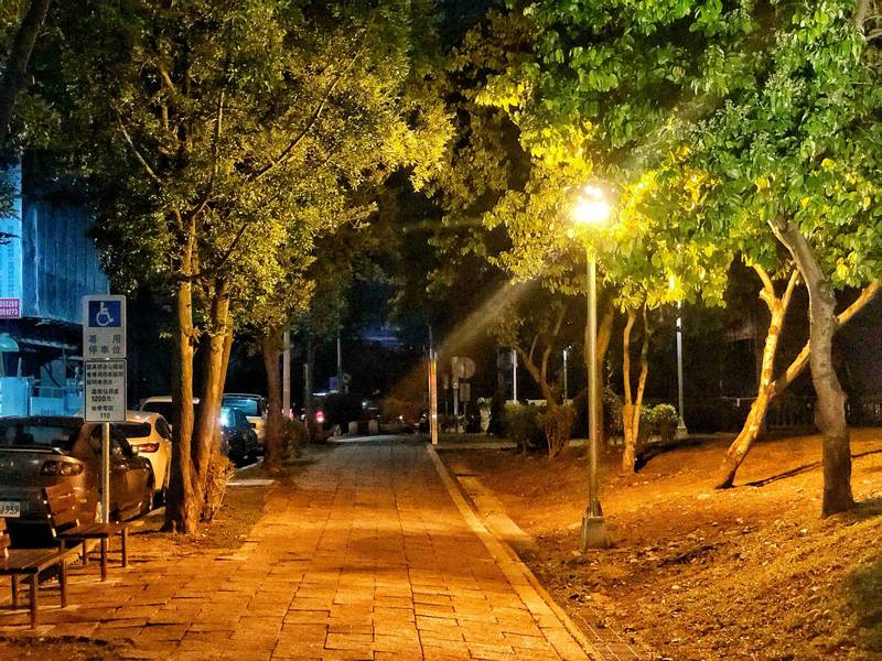 建設局為中國醫藥大學增設汰換路燈。(建設局提供) 建設局為中國醫藥大學增設汰換路燈。(建設局提供)