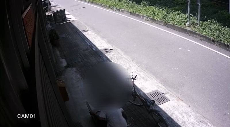 黃嫌蹲在路邊偷水溝蓋。(圖:讀者提供) 黃嫌蹲在路邊偷水溝蓋。(圖:讀者提供)