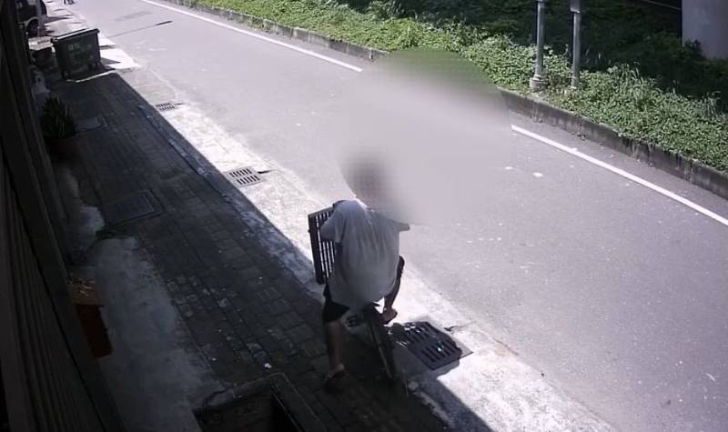黃嫌用腳踏車載走得手的水溝蓋。(圖:讀者提供) 黃嫌用腳踏車載走得手的水溝蓋。(圖:讀者提供)