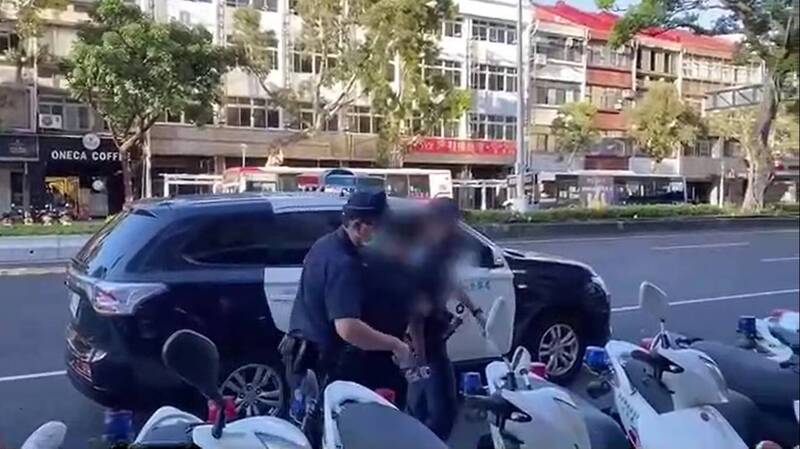 電視台女導播凌晨上班被攔車 街友疑乞討不成腳踹車門 - 社會 - 自由時報電子報