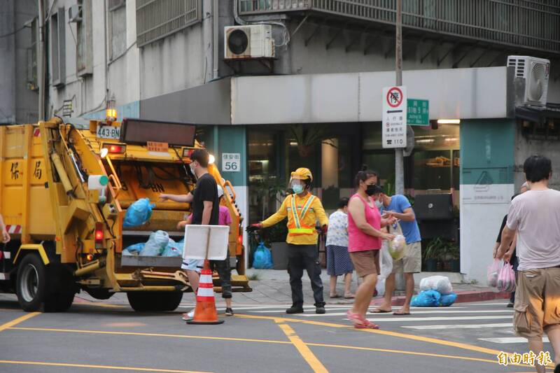 台北市實施垃圾費隨袋徵收及垃圾不落地多年，但有些民眾因難以配合垃圾車時間、或行動不便等因素，須另花錢請清潔公司協助垃圾清運。（記者鄭名翔攝）