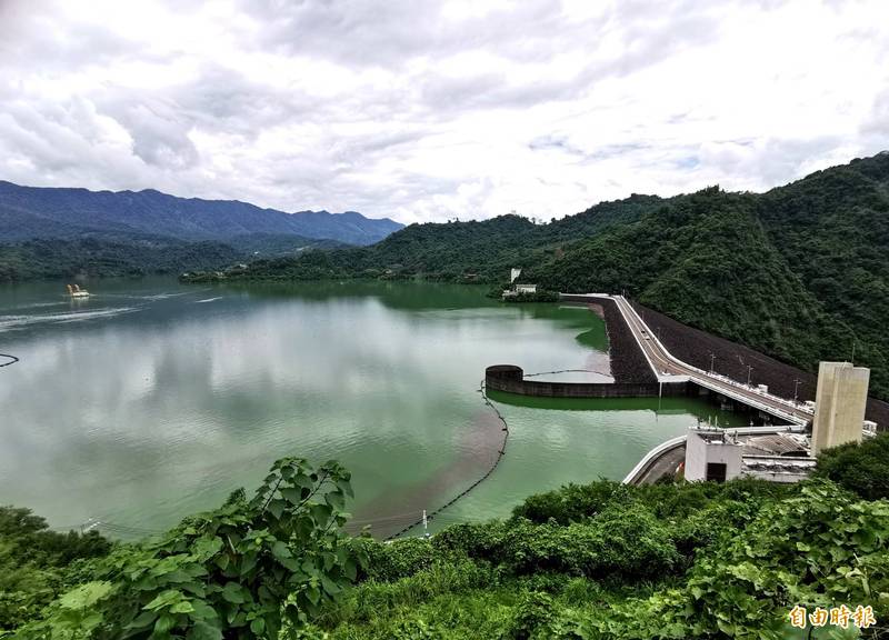 接近滿水位的曾文水庫，這2天的入園遊客，是疫情警戒以來週休假期最多。（記者吳俊鋒攝）