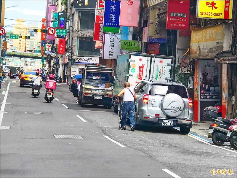 基隆愛四路周邊併排停車，警方將加強取締。（記者盧賢秀攝）