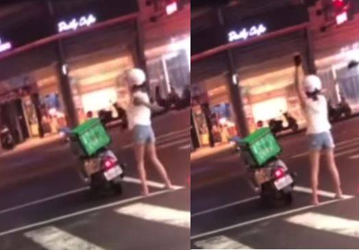 有网友目击，一名穿着热裤的女外送员在等红灯时下车伸展，影片曝光后引发热议。（图取自脸书「爆料公社二社」）(photo:LTN)