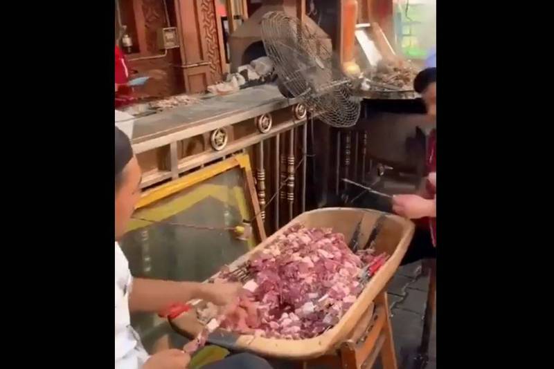 中国外交部发言人赵立坚日前在推特PO出新疆美食影片，表示一大串烤肉只要10元人民币，意指「俗又大碗」，结果留言区惨遭国外网友狂酸。（撷取自推特）(photo:LTN)