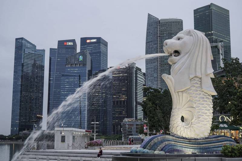 新加坡武漢肺炎疫苗覆蓋率已達8成人口，總理李顯龍今晚發表國慶演說時表示，新加坡原本採取「病例清零」的策略，現在正小心翼翼轉向「與病毒共存」。（歐新社）