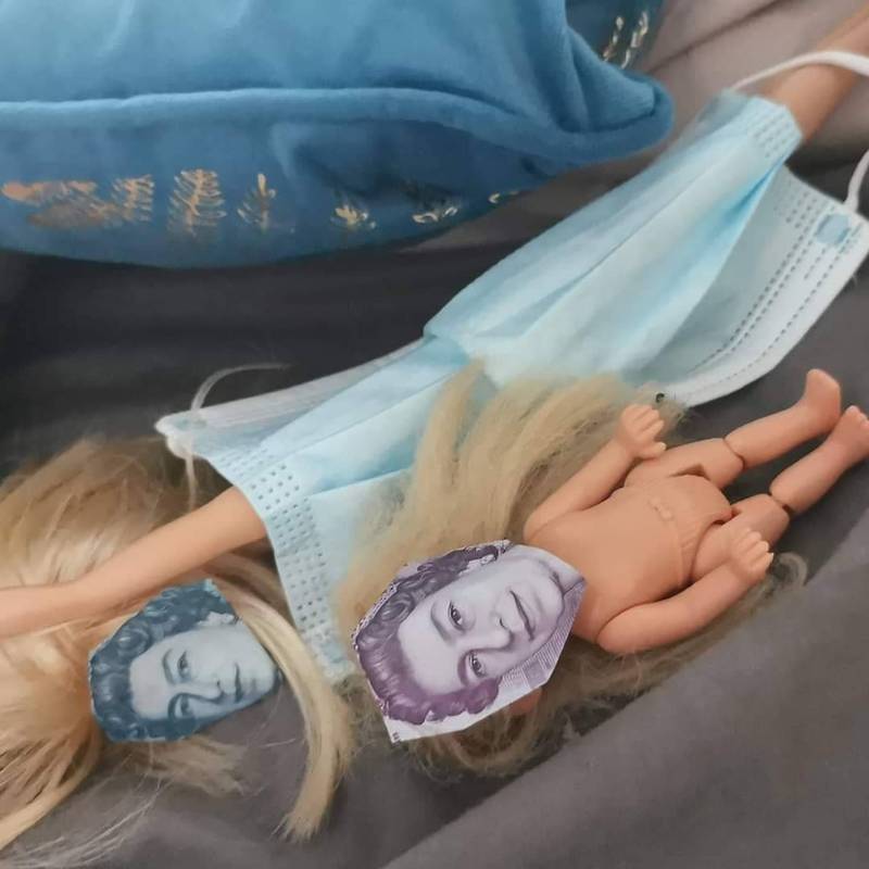 艾丝蜜把钞票上的肖像贴到芭比娃娃脸上。（图翻摄自Spotted Coventry City脸书）(photo:LTN)