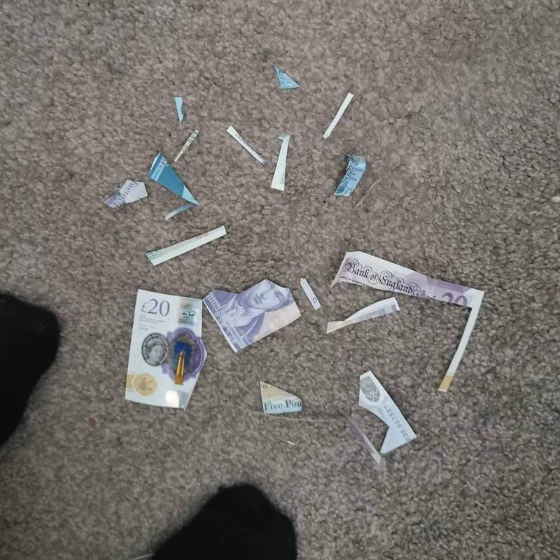 英国一名小女孩将纸钞剪碎，只为帮芭比娃娃「整型」，让妈妈傻眼。（图翻摄自Spotted Coventry City脸书）(photo:LTN)