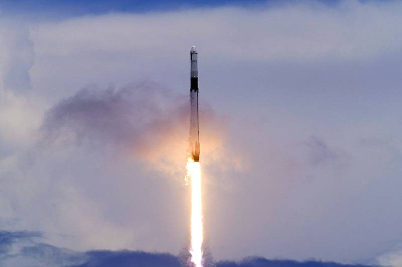 美国太空探索公司SpaceX发射猎鹰9号火箭为国际太空站运送物资，其中包括酪梨、柠檬、冰淇淋等新鲜食物。图为过去猎鹰9号的运输任务。（美联社）(photo:LTN)