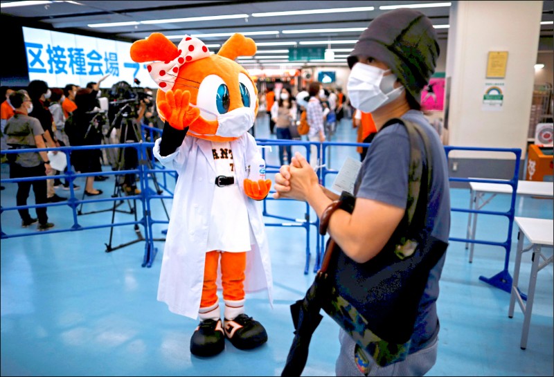 日本正加快疫苗施打速度。图为日本职棒读卖巨人队的吉祥物「杰比兔姊姊」（Sister Giabbit），十六日在东京巨蛋入口穿着医师袍招徕民众踊跃接种。（路透档案照）(photo:LTN)