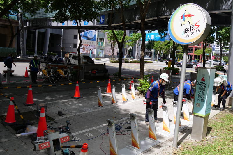 新北市交通局長鍾鳴表示，至今年底前將以捷運路廊、跨市邊境和待建置站點等，優先設置YouBike2.0租借站。（交通局提供）