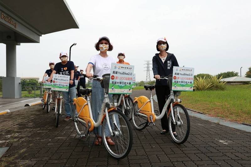 高雄市「YouBike 第1000站在高雄大學，校長陳月端（左一）、交通局局長張淑娟（右一）聯袂啟用。（圖由高大提供）