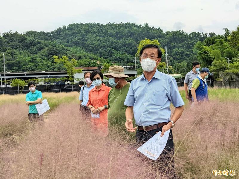 集集粉黛亂子草被農委會下令剷除，惟南投縣長林明溱（前）到場督導時，卻向業者說「不好意思」。（記者劉濱銓攝）