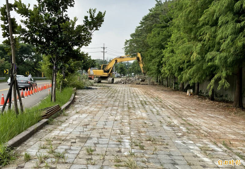 桃園市平鎮區龍南路開工進行道路拓寬，預計明年5月完工。（記者李容萍攝）