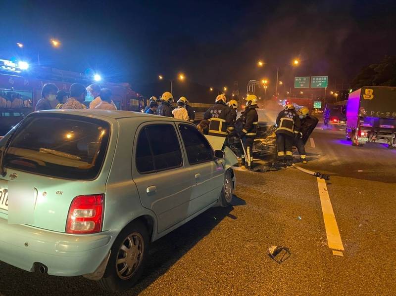 消防隊員趕抵現場，趕緊查看車內駕駛及乘客傷勢。（記者吳昇儒翻攝）