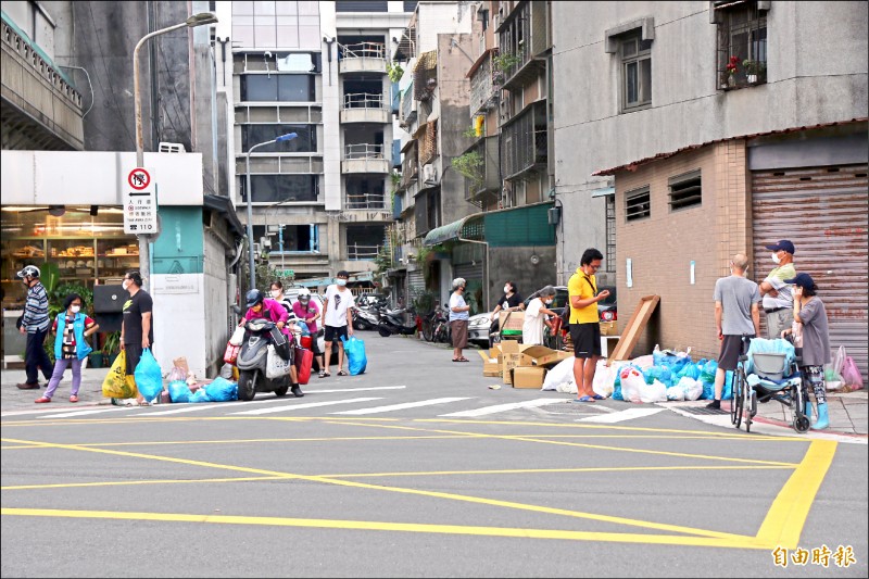 台北市實施垃圾費隨袋徵收及垃圾不落地多年，但有些民眾因難以配合垃圾車時間或行動 不便，須另花錢請清潔公司協助垃圾清運。
（記者鄭名翔攝）