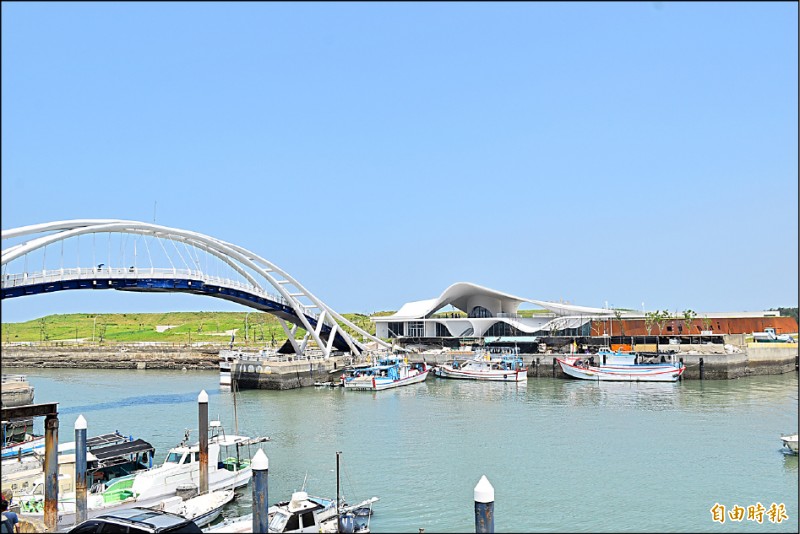 遊客經由永安漁港南岸的觀海橋（左），可到達北岸的永安海螺館順遊。（記者李容萍攝）