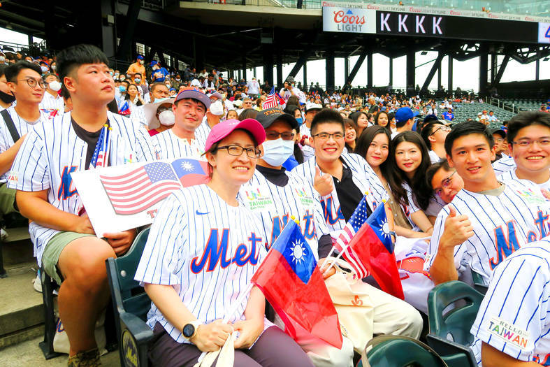 TAIPEI TIMES》 Hsiao Bi-khim throws first pitch in New York City