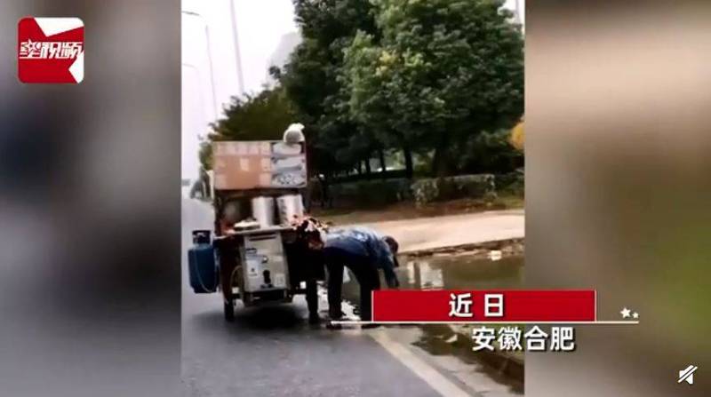 中国早餐车摊主舀路边积水放锅中蒸包子。（图撷取自微博）(photo:LTN)