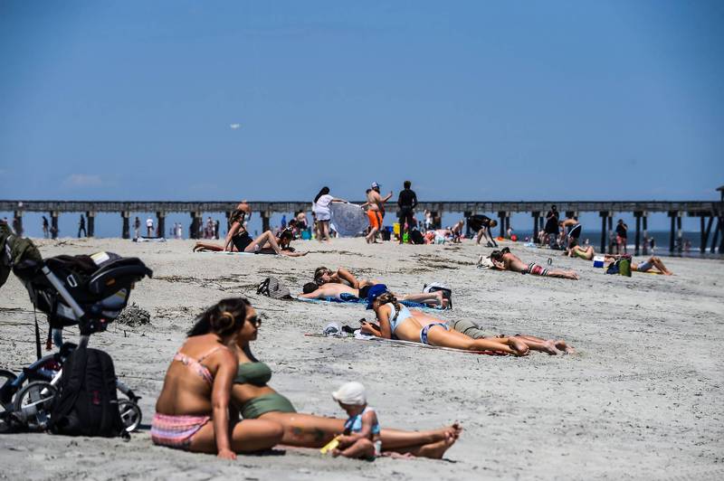 上月美国乔治亚州的泰碧岛沙滩上出现一名慾求不满的女子，不顾其他游客在场公然自慰。图中游客与本文无关。（法新社）(photo:LTN)